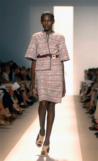 Illustration for article titled Memo To Hillary: Here's How To Dress For Success